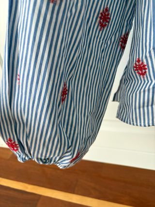 Blusa rayas azules bordados rojo. Zara Nueva.