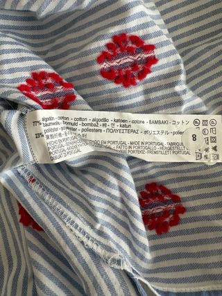 Blusa rayas azules bordados rojo. Zara Nueva.