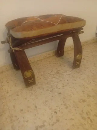 Banco reposapiés antiguo de cuero y madera