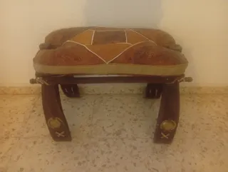 Banco reposapiés antiguo de cuero y madera