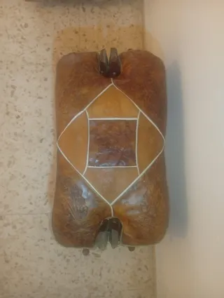 Banco reposapiés antiguo de cuero y madera