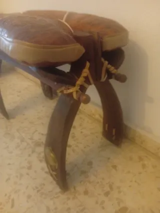 Banco reposapiés antiguo de cuero y madera