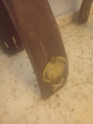 Banco reposapiés antiguo de cuero y madera