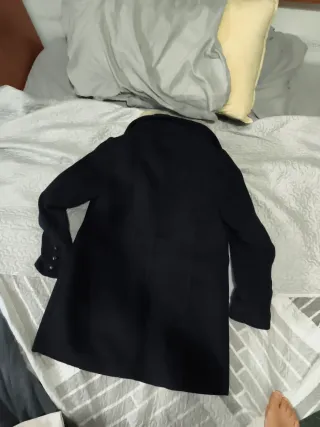 Abrigo negro mujer con cuello de pelo azul marino