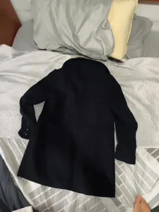 Abrigo negro mujer con cuello de pelo azul marino