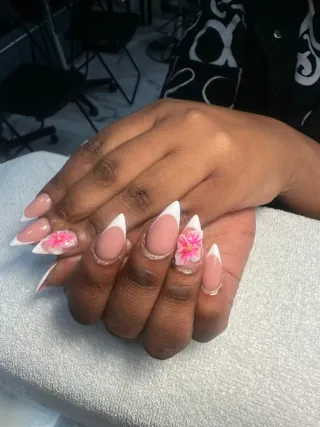 manicurista cuento con experiencia de más de 10año