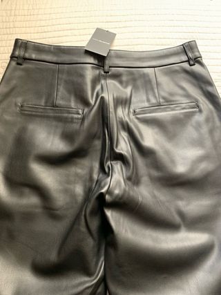 Pantalón de cuero negro recto