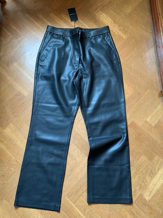 Pantalón de cuero negro recto