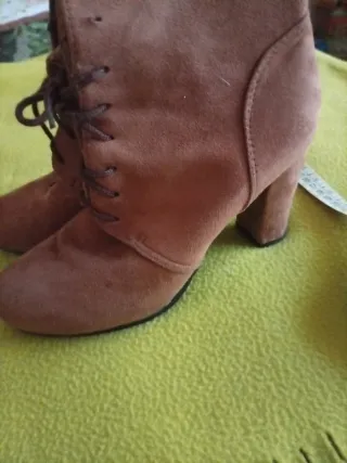 Stivaletti scamosciati tacco alto vintage