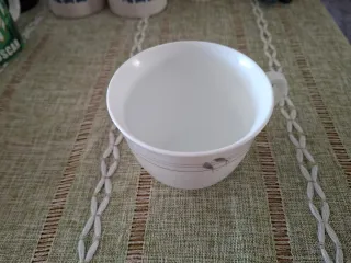 Tazas de cerámica variadas.
