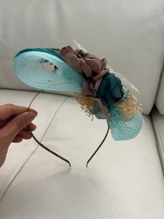 Tocado diadema floral con plumas y flores