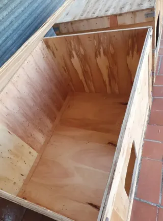 Gallinero artesano de madera prensada.