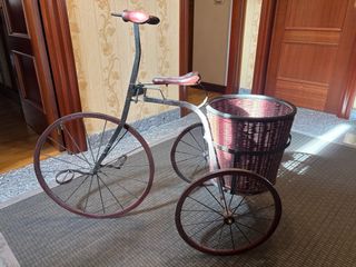 Triciclo antiguo forja con cesta mimbre