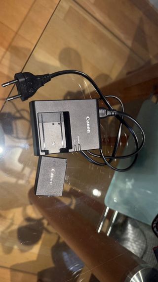 Cámara Canon EOS 2000D + Objetivo 18-200mm