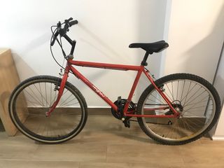 Bicicleta de montaña roja