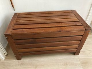 Baúl de madera y perchero de pared con 10 perchas