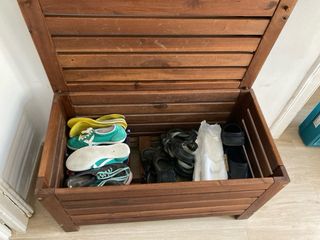 Baúl de madera y perchero de pared con 10 perchas