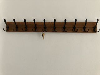 Baúl de madera y perchero de pared con 10 perchas