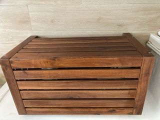 Baúl de madera y perchero de pared con 10 perchas