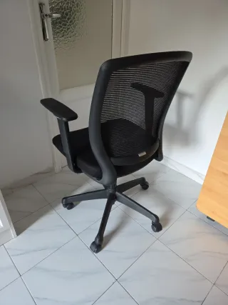 Silla de oficina ergonómica negra