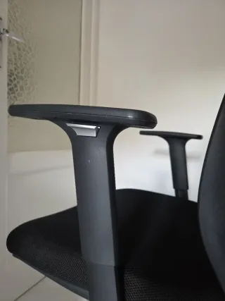 Silla de oficina ergonómica negra