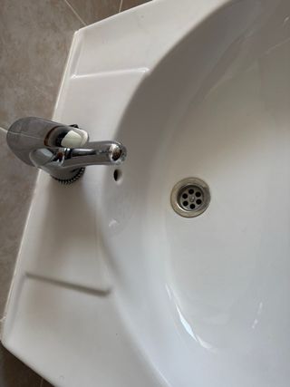 Lavabo de cerámica con pie