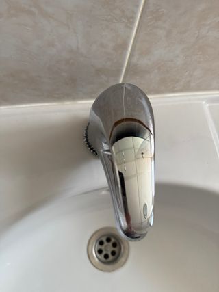 Lavabo de cerámica con pie