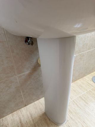 Lavabo de cerámica con pie