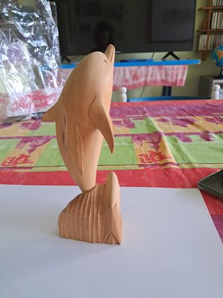 Statuetta delfino in legno intagliato