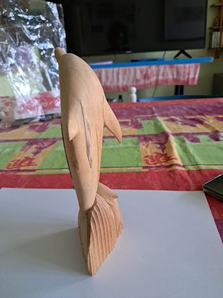 Statuetta delfino in legno intagliato