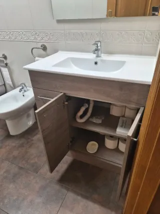 Mueble de baño y grifo con espejo y aplique de luz