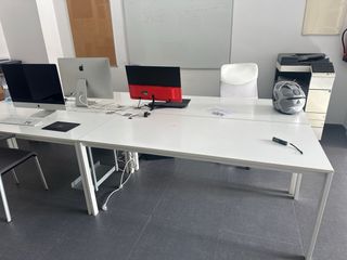 Mesa de oficina metálica blanca