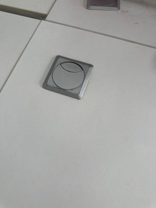 Mesa de oficina metálica blanca
