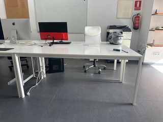 Mesa de oficina metálica blanca