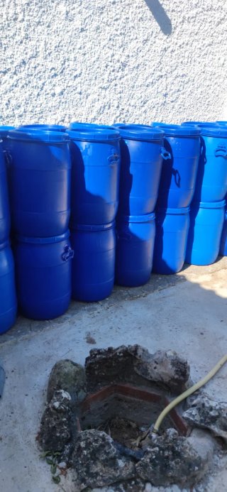 Bidones de plástico azul