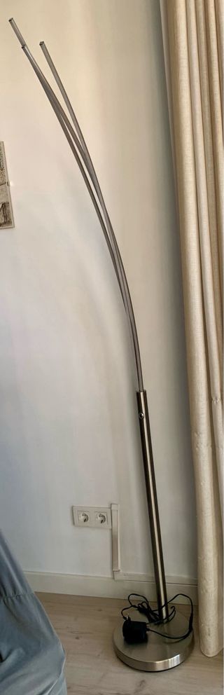 Lámpara de pie LED moderna