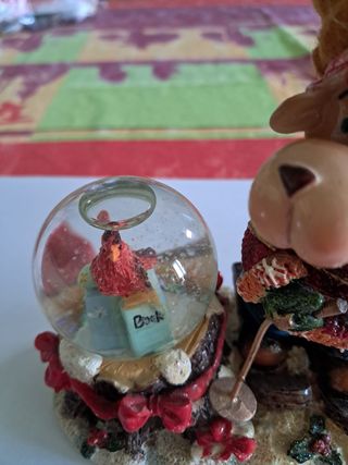 Statuetta renna con palla di neve souvenir