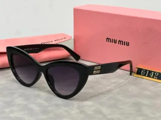Gafas de sol Miu Miu negras
