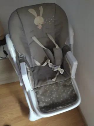 Trona infantil con diseño de conejo