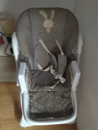 Trona infantil con diseño de conejo
