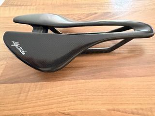 Sillín Alpitude Gardena Carbono