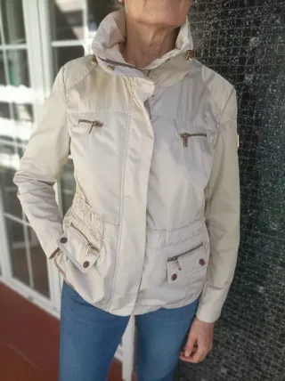 Gabardina con cremalleras doradas