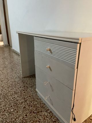 Escritorio blanco con cajones