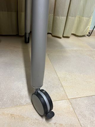 Tavolo in legno e metallo con ruote