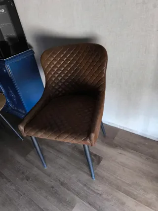 Silla Marrón con Patas Metálicas
