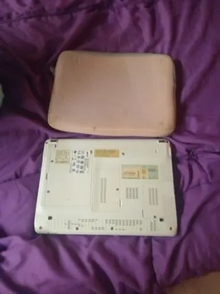 Portátil Acer Blanco con pegatinas Hello Kitty