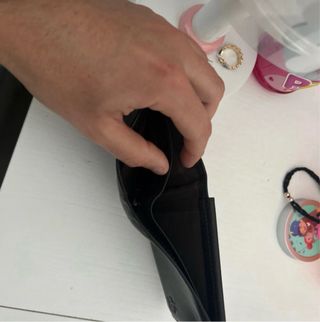 Cartera de piel negra con logo