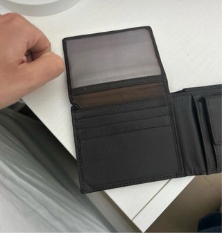 Cartera de piel negra con logo