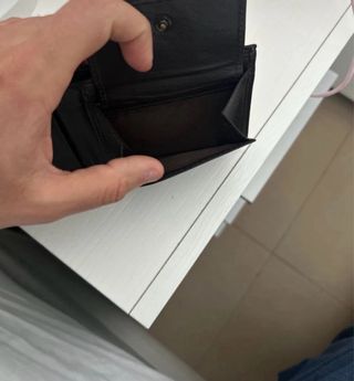 Cartera de piel negra con logo