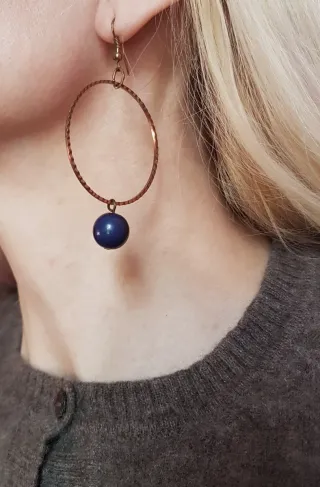 Orecchini cerchio oro con perla blu